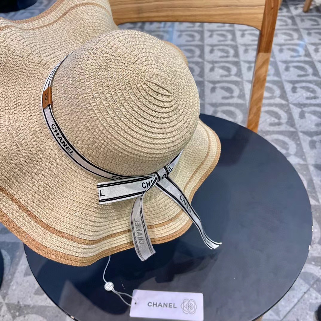  Chanel 香奈儿 官方新款草帽，一顶超级有品位的草帽了~出街首选！帽型超美腻颜色妥妥，轻便携带！小
