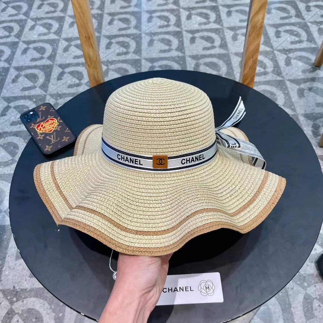  Chanel 香奈儿 官方新款草帽，一顶超级有品位的草帽了~出街首选！帽型超美腻颜色妥妥，轻便携带！小