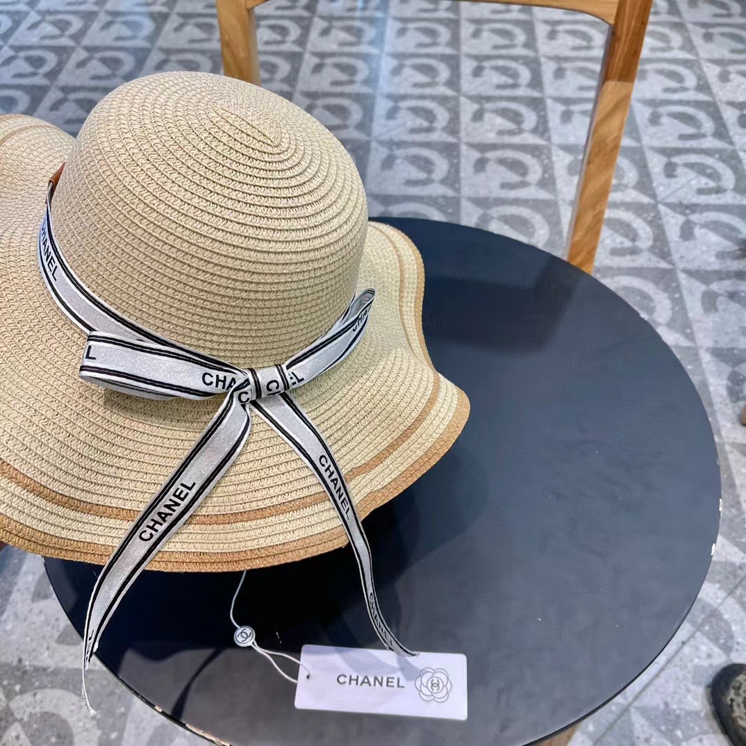  Chanel 香奈儿 官方新款草帽，一顶超级有品位的草帽了~出街首选！帽型超美腻颜色妥妥，轻便携带！小