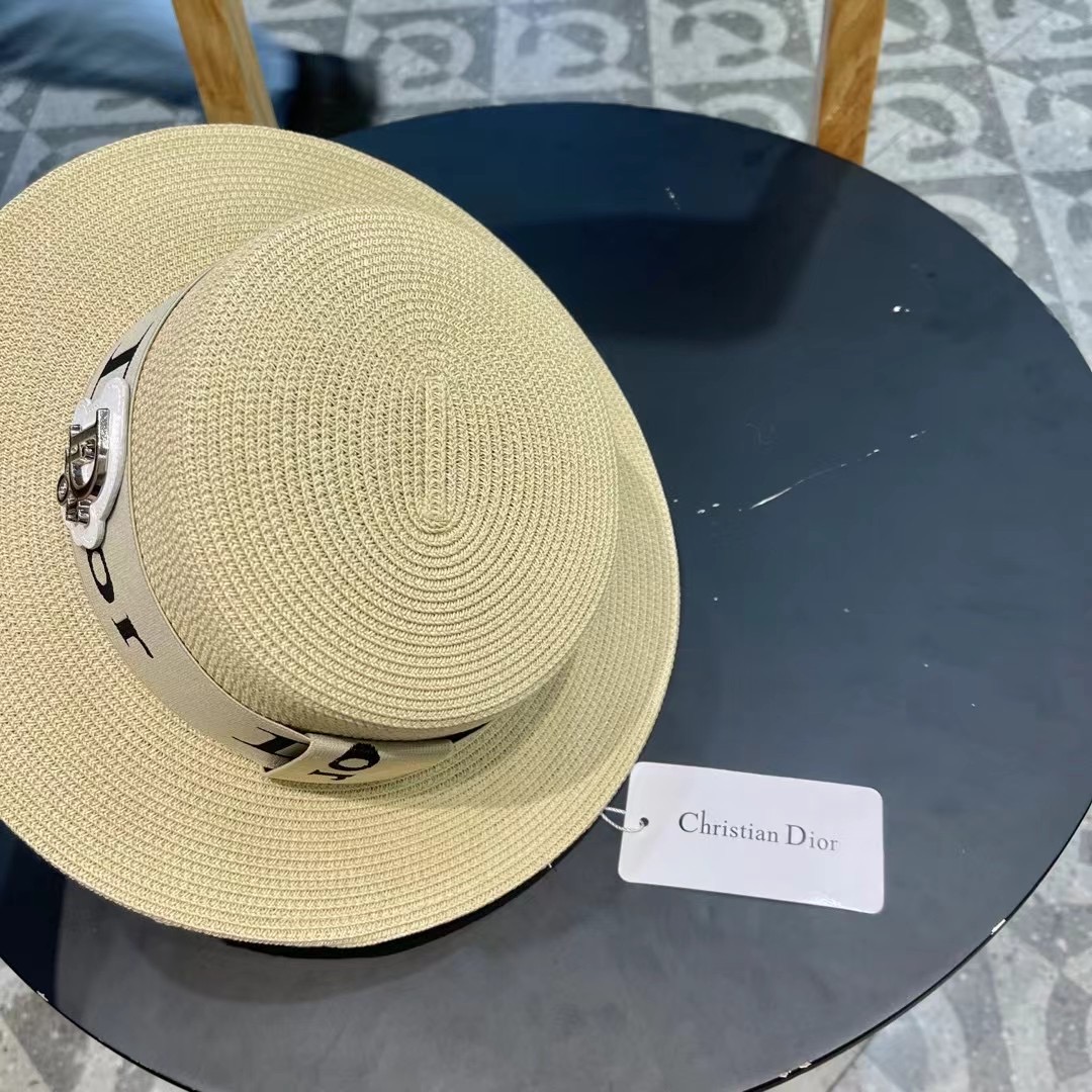  【DIOR迪奥】
新款大牌编织盆帽草帽  夏天海边首选～
新款材质编织而成～质感满分💯