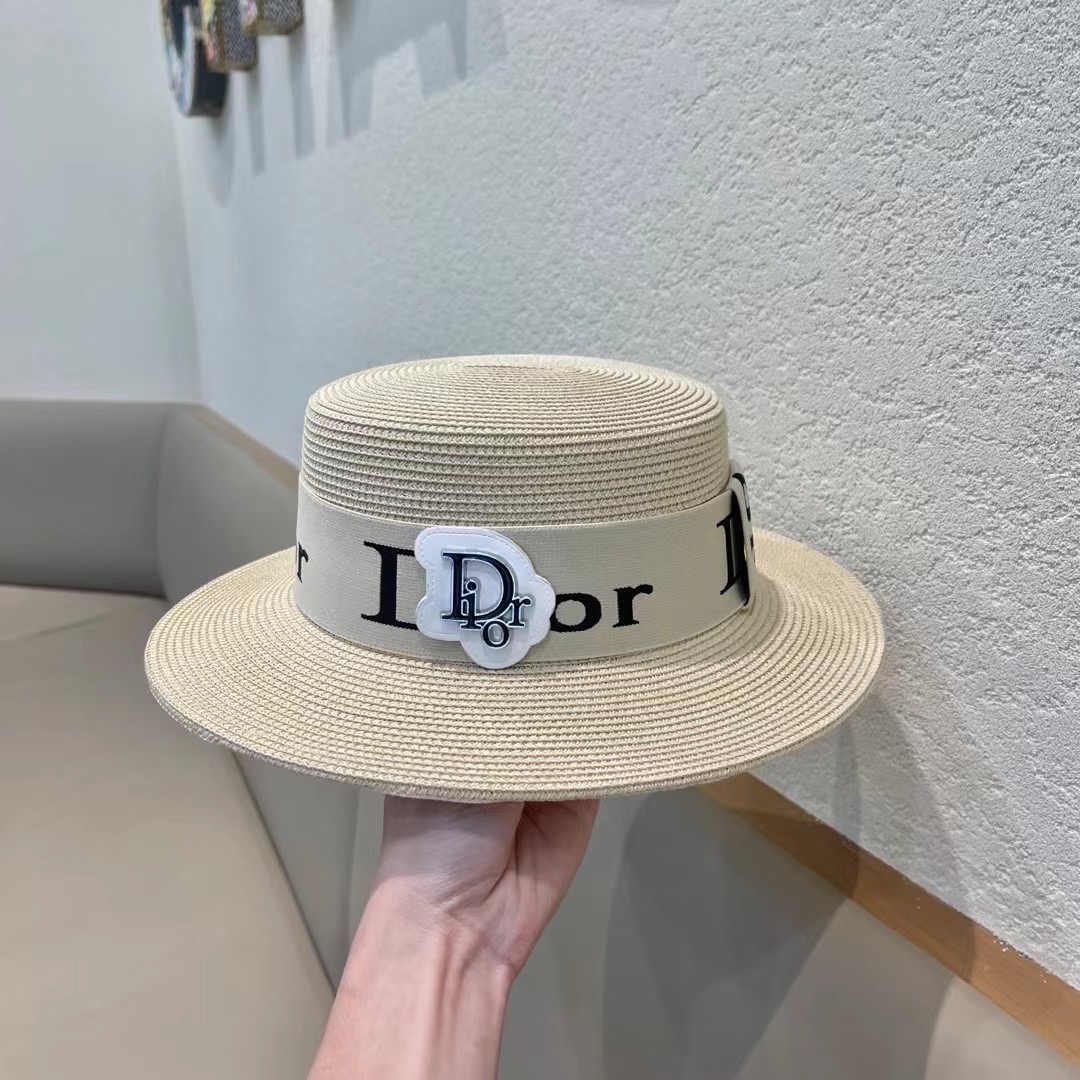  【DIOR迪奥】
新款大牌编织盆帽草帽  夏天海边首选～
新款材质编织而成～质感满分💯