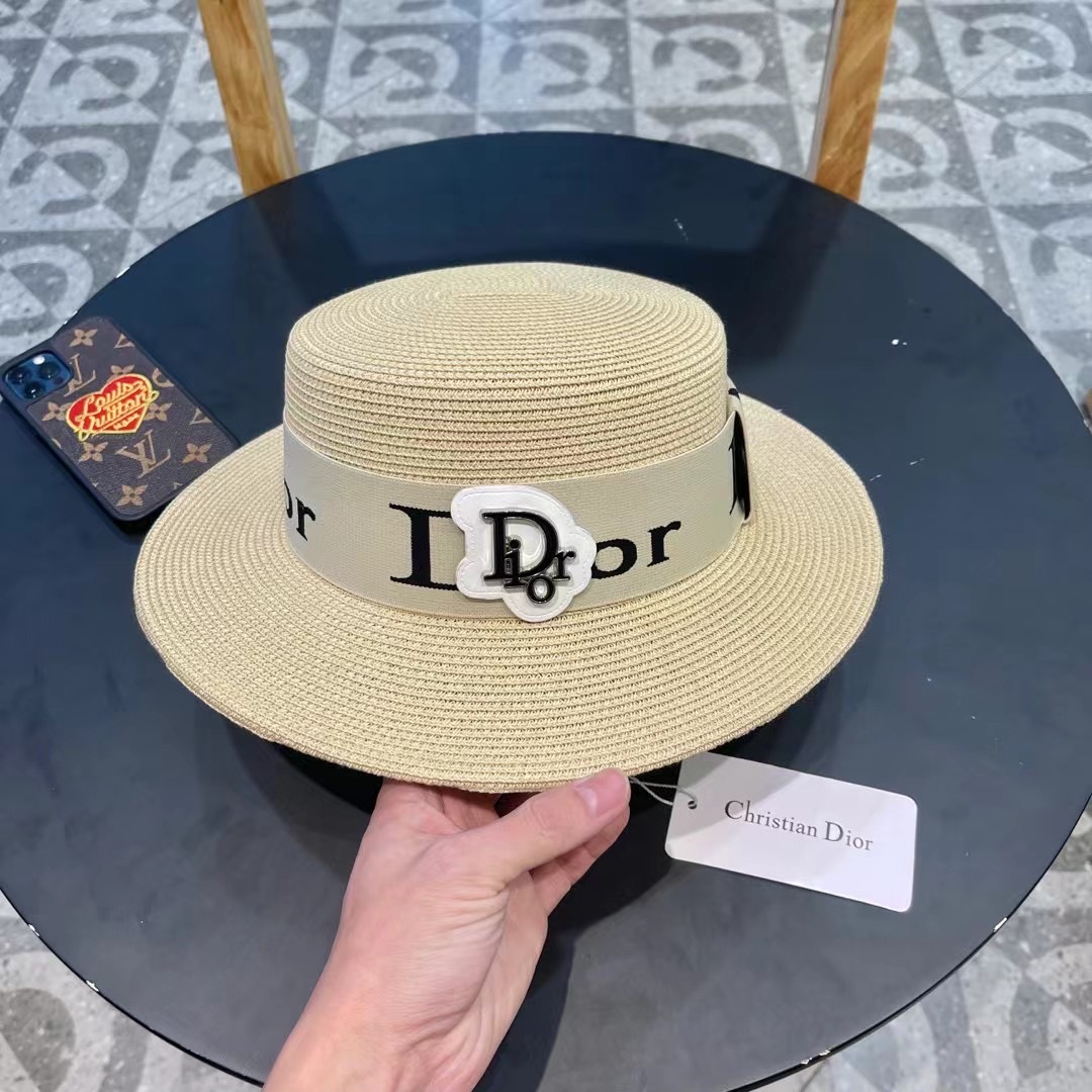  【DIOR迪奥】
新款大牌编织盆帽草帽  夏天海边首选～
新款材质编织而成～质感满分💯