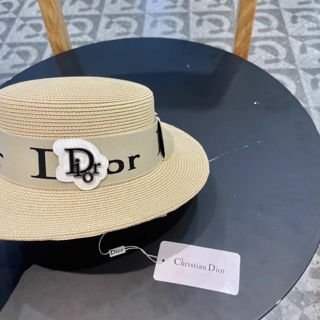 【DIOR迪奥】
新款大牌编织盆帽草帽  夏天海边首选～
新款材质编织而成～质感满分💯