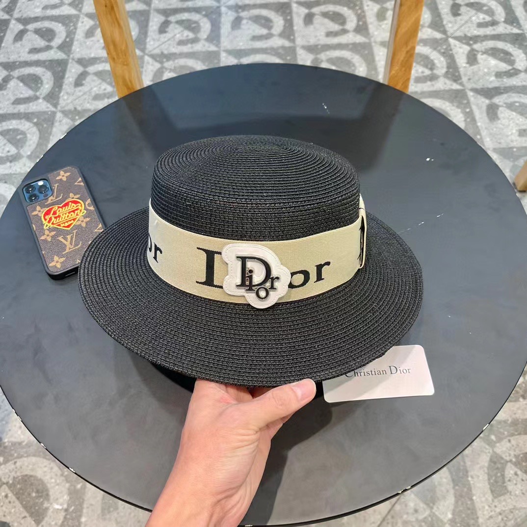  【DIOR迪奥】
新款大牌编织盆帽草帽  夏天海边首选～
新款材质编织而成～质感满分💯