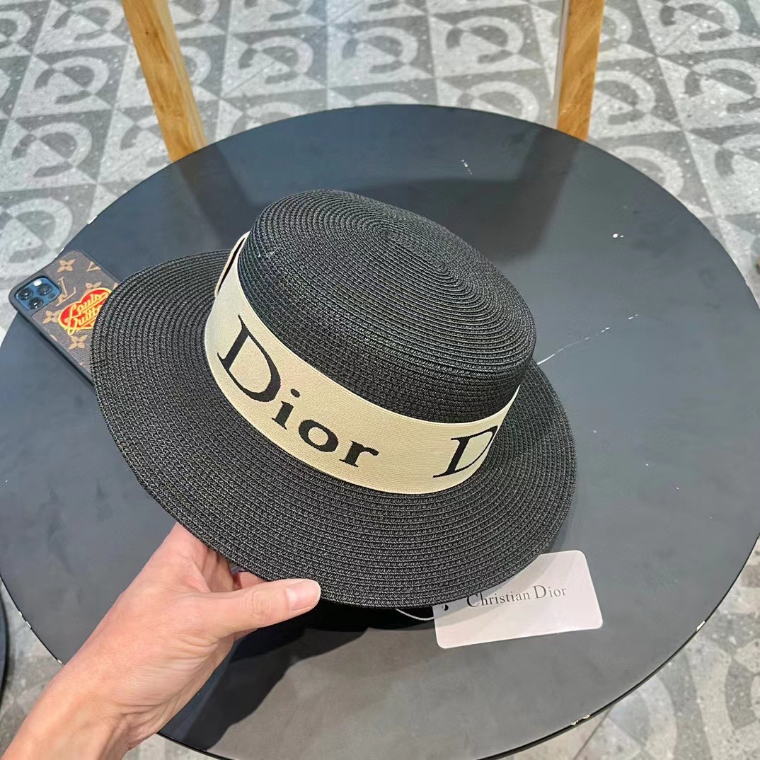  【DIOR迪奥】
新款大牌编织盆帽草帽  夏天海边首选～
新款材质编织而成～质感满分💯
