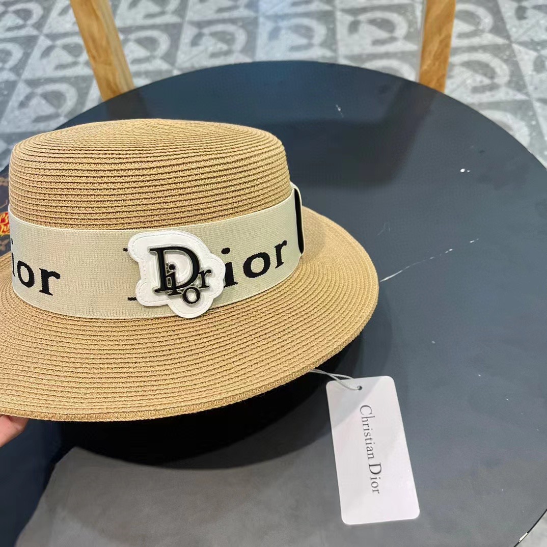  【DIOR迪奥】
新款大牌编织盆帽草帽  夏天海边首选～
新款材质编织而成～质感满分💯