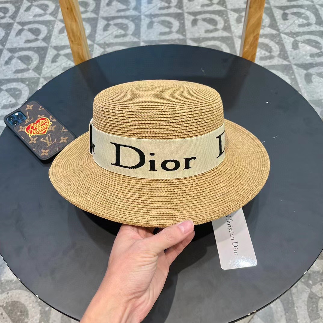  【DIOR迪奥】
新款大牌编织盆帽草帽  夏天海边首选～
新款材质编织而成～质感满分💯