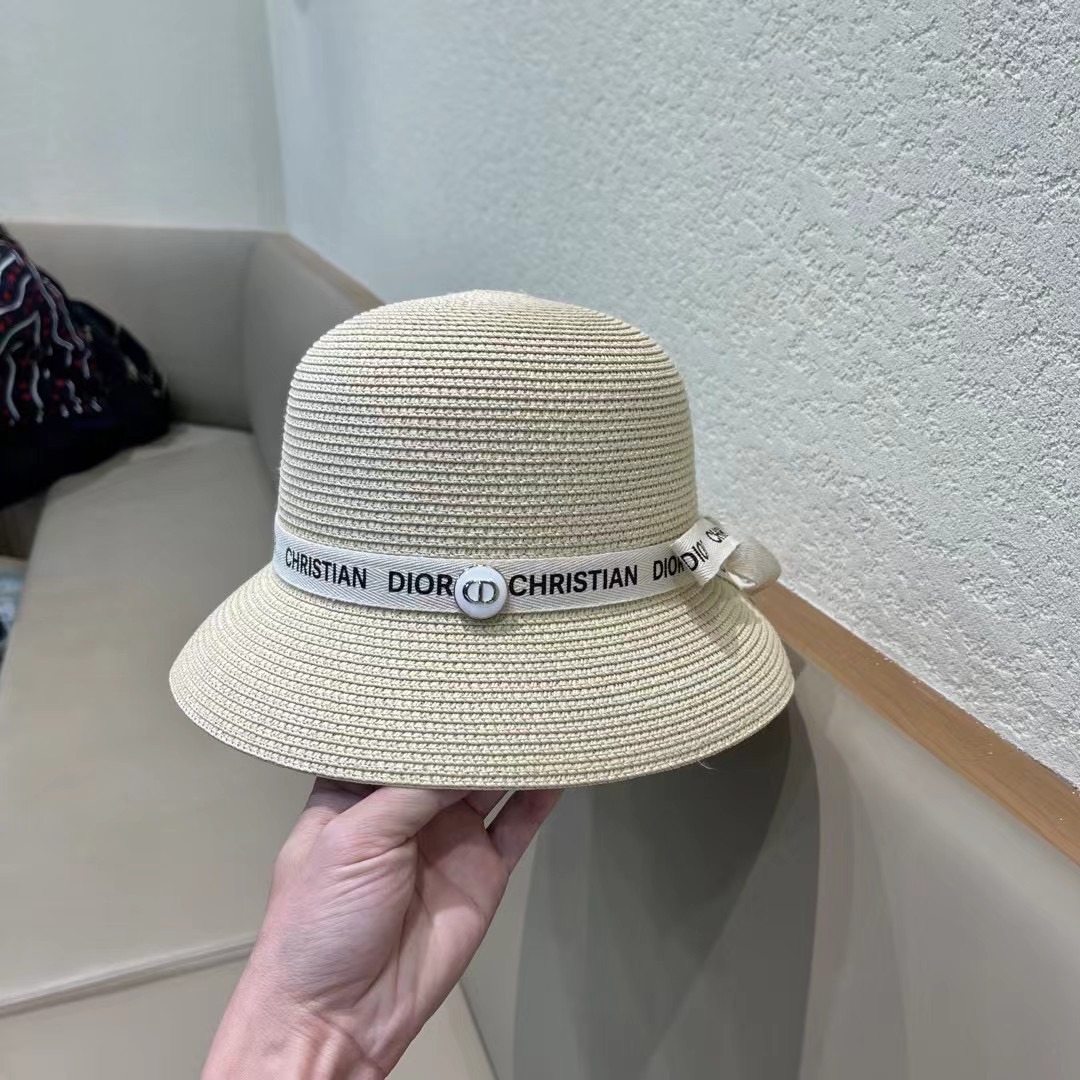    Dior迪奥官方款草帽，高密度制作，一顶超级有品位的草帽了~出街首选！帽型超美腻颜色妥妥，轻便携带