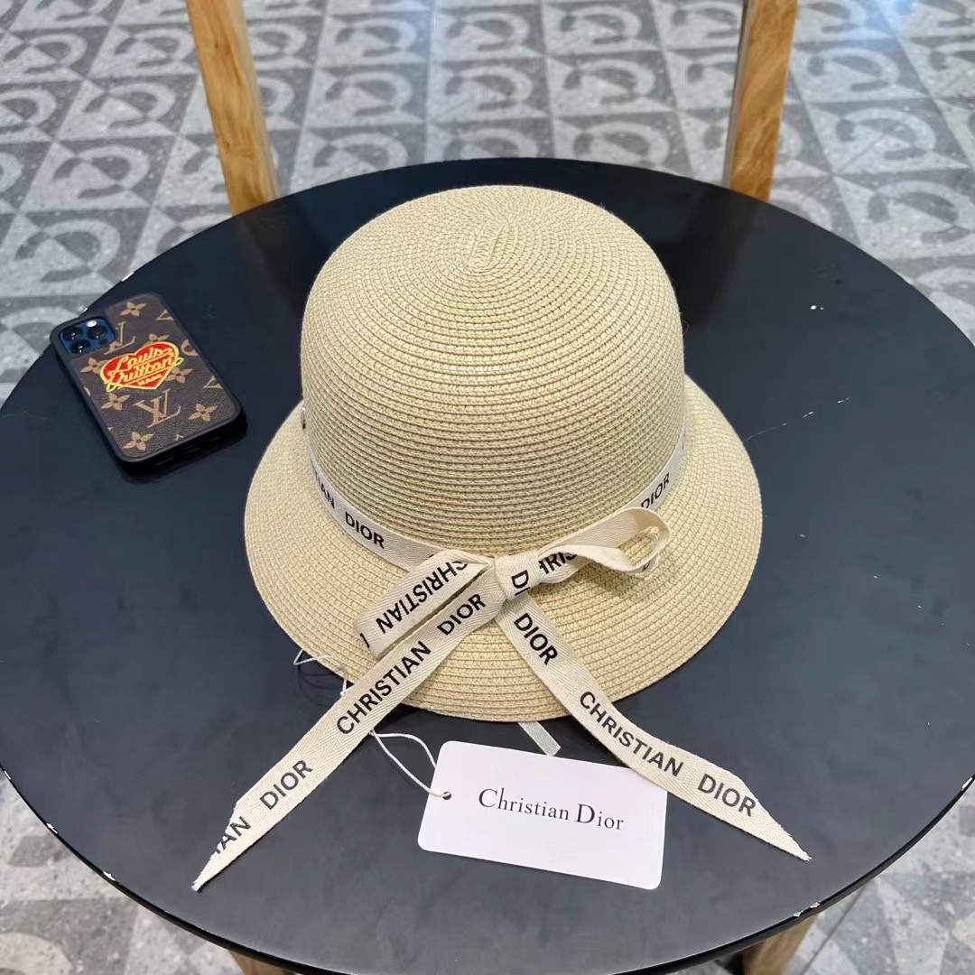    Dior迪奥官方款草帽，高密度制作，一顶超级有品位的草帽了~出街首选！帽型超美腻颜色妥妥，轻便携带
