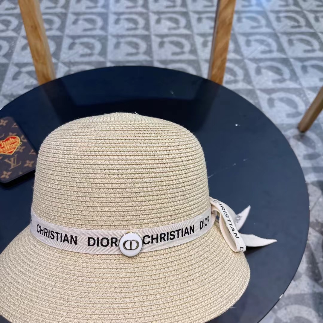    Dior迪奥官方款草帽，高密度制作，一顶超级有品位的草帽了~出街首选！帽型超美腻颜色妥妥，轻便携带