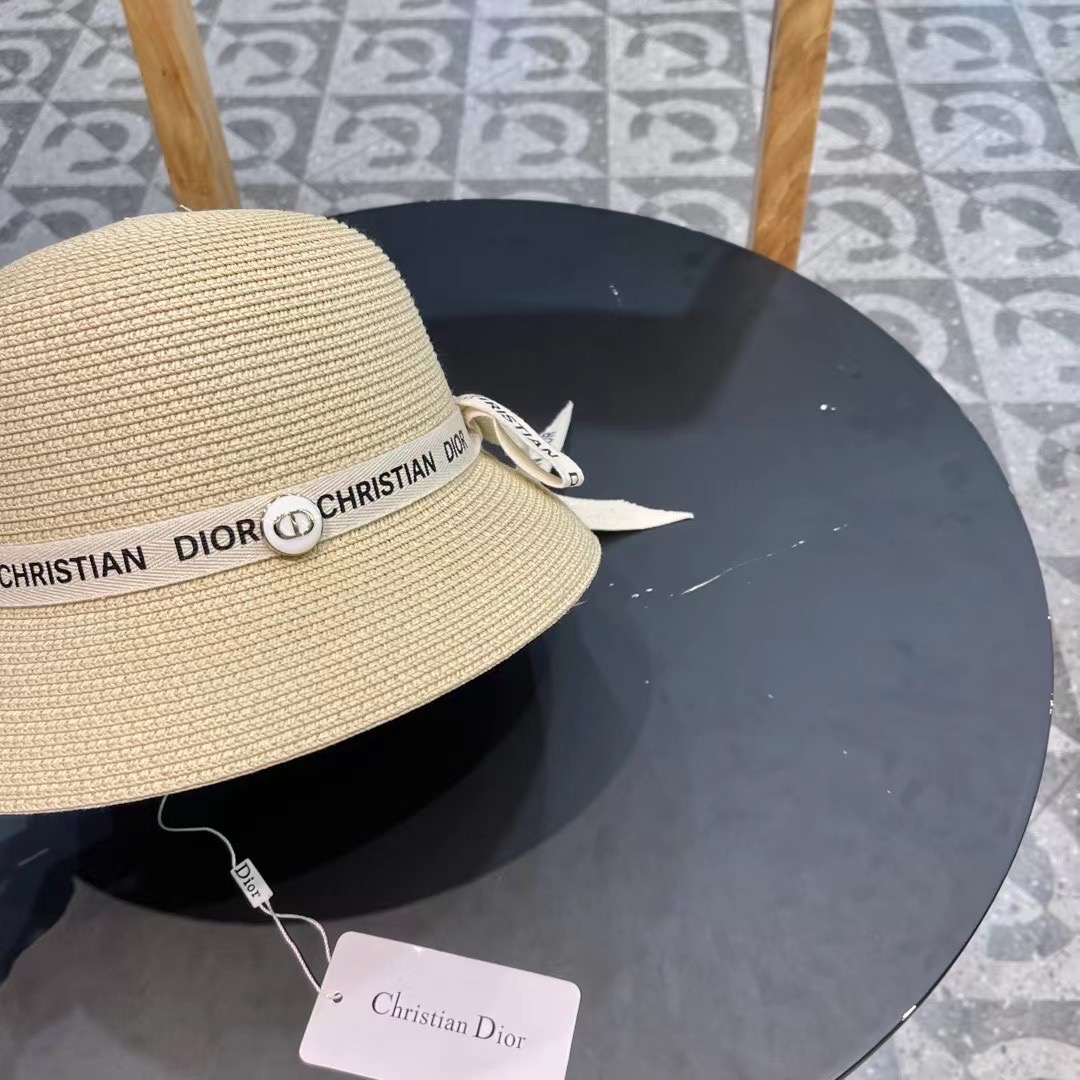    Dior迪奥官方款草帽，高密度制作，一顶超级有品位的草帽了~出街首选！帽型超美腻颜色妥妥，轻便携带