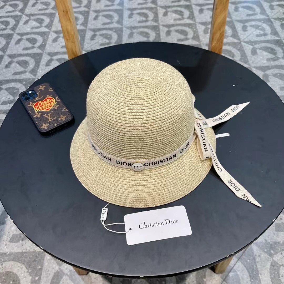    Dior迪奥官方款草帽，高密度制作，一顶超级有品位的草帽了~出街首选！帽型超美腻颜色妥妥，轻便携带
