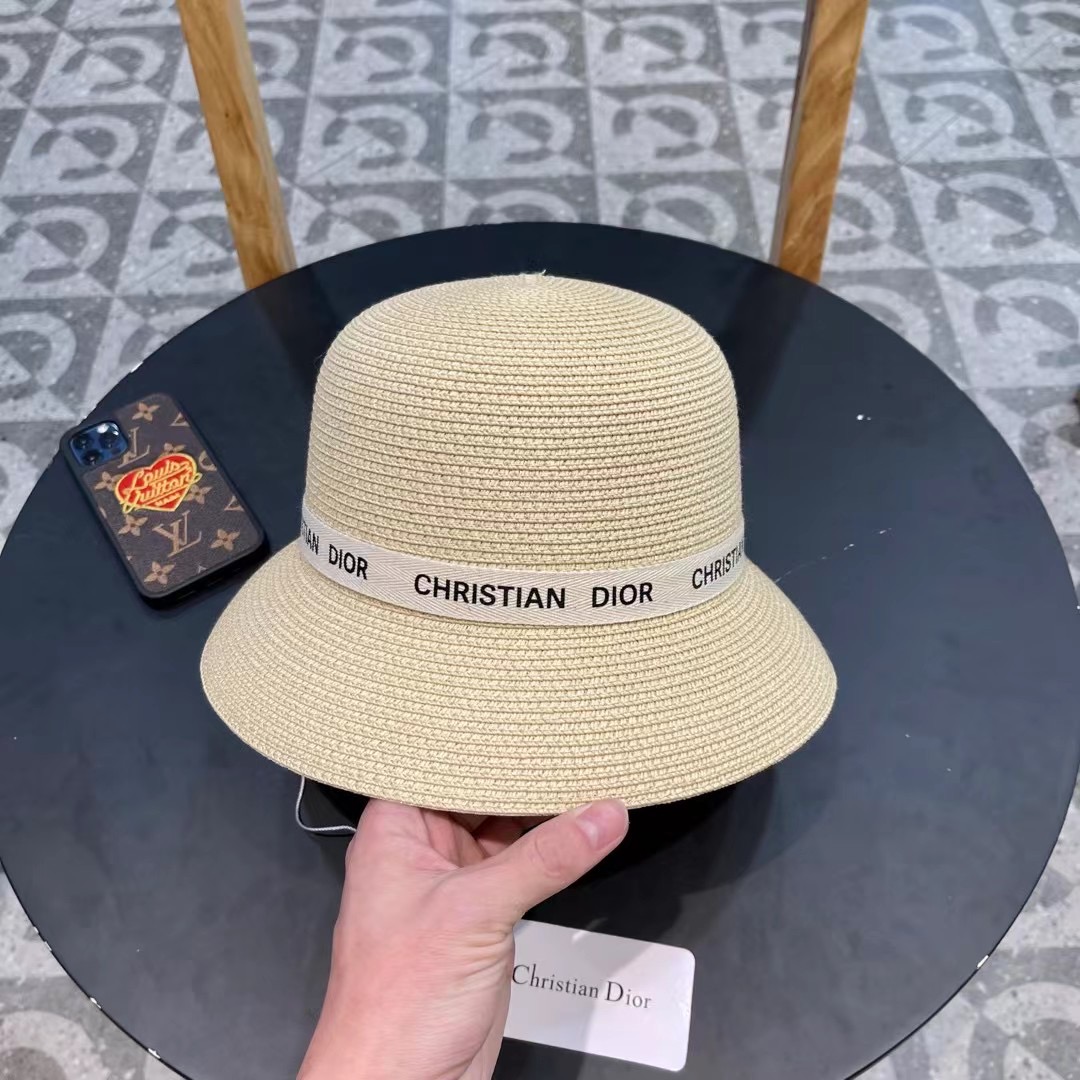    Dior迪奥官方款草帽，高密度制作，一顶超级有品位的草帽了~出街首选！帽型超美腻颜色妥妥，轻便携带
