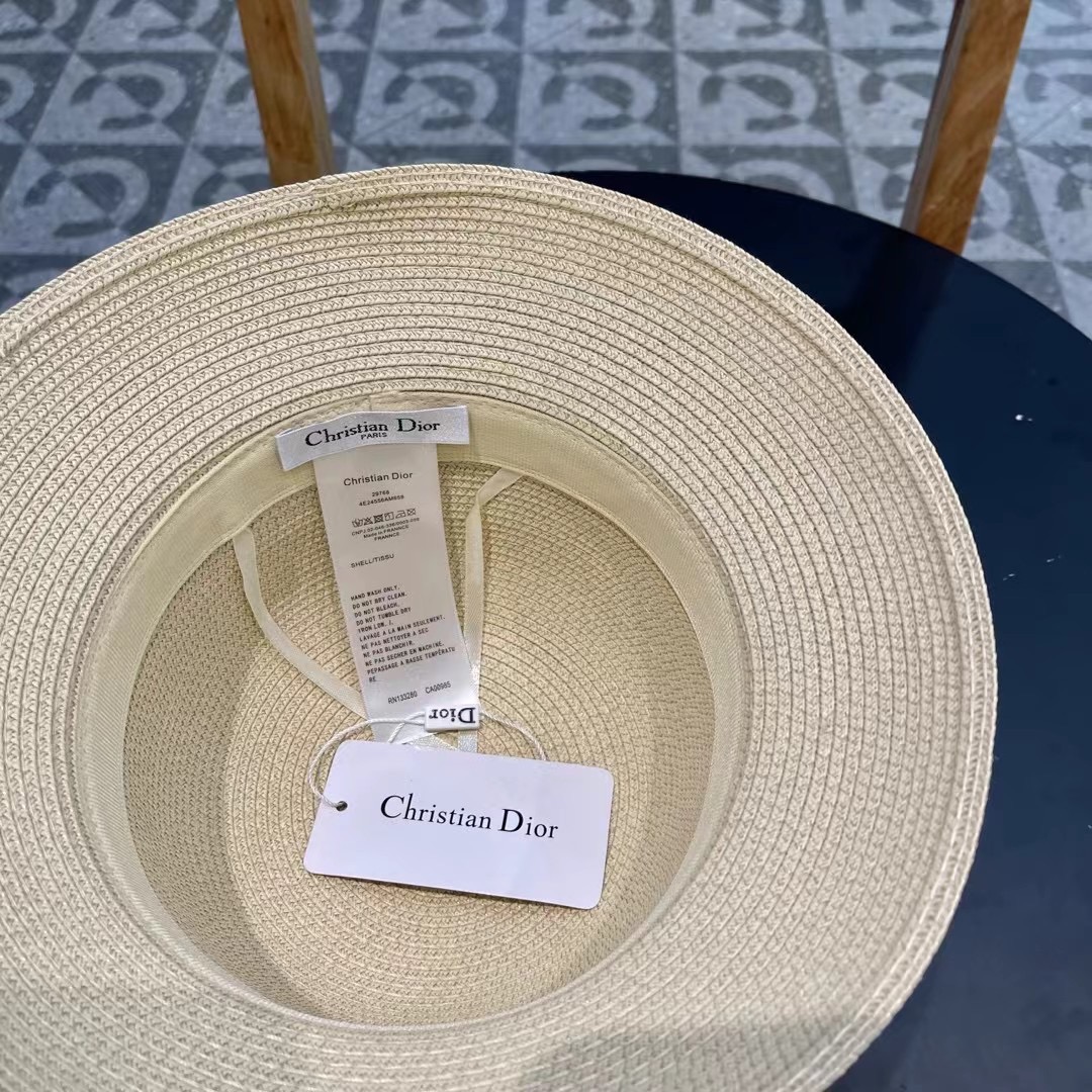    Dior迪奥官方款草帽，高密度制作，一顶超级有品位的草帽了~出街首选！帽型超美腻颜色妥妥，轻便携带