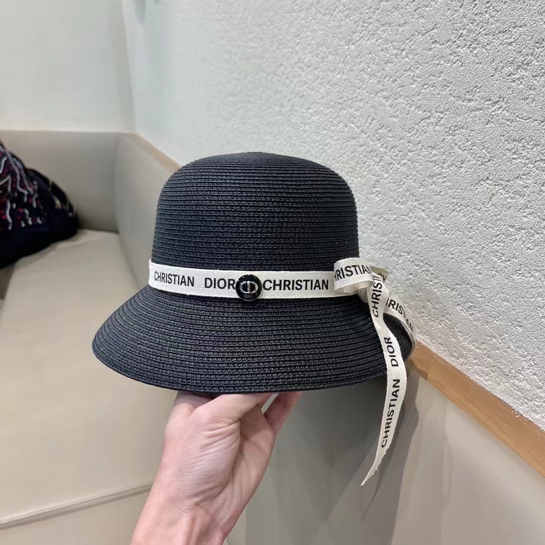    Dior迪奥官方款草帽，高密度制作，一顶超级有品位的草帽了~出街首选！帽型超美腻颜色妥妥，轻便携带