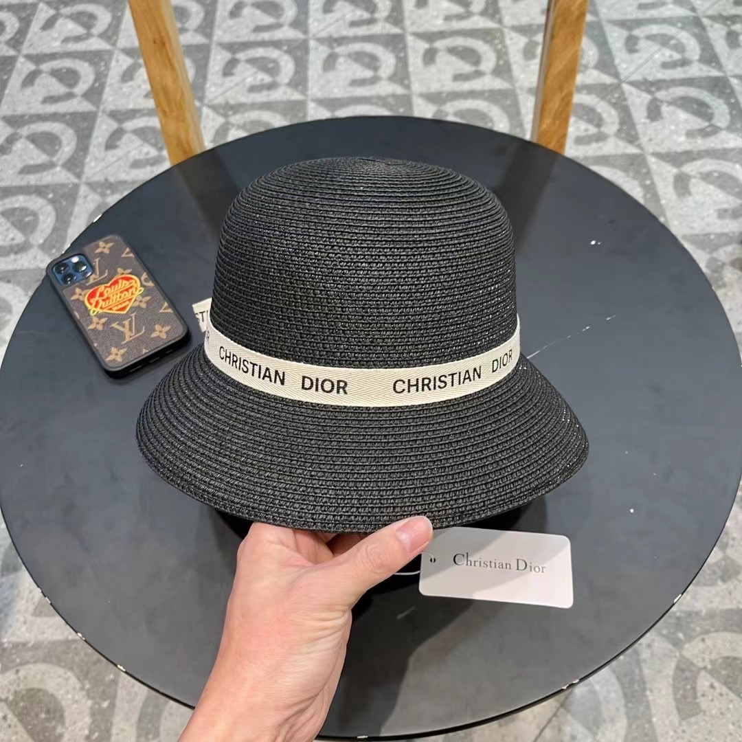    Dior迪奥官方款草帽，高密度制作，一顶超级有品位的草帽了~出街首选！帽型超美腻颜色妥妥，轻便携带