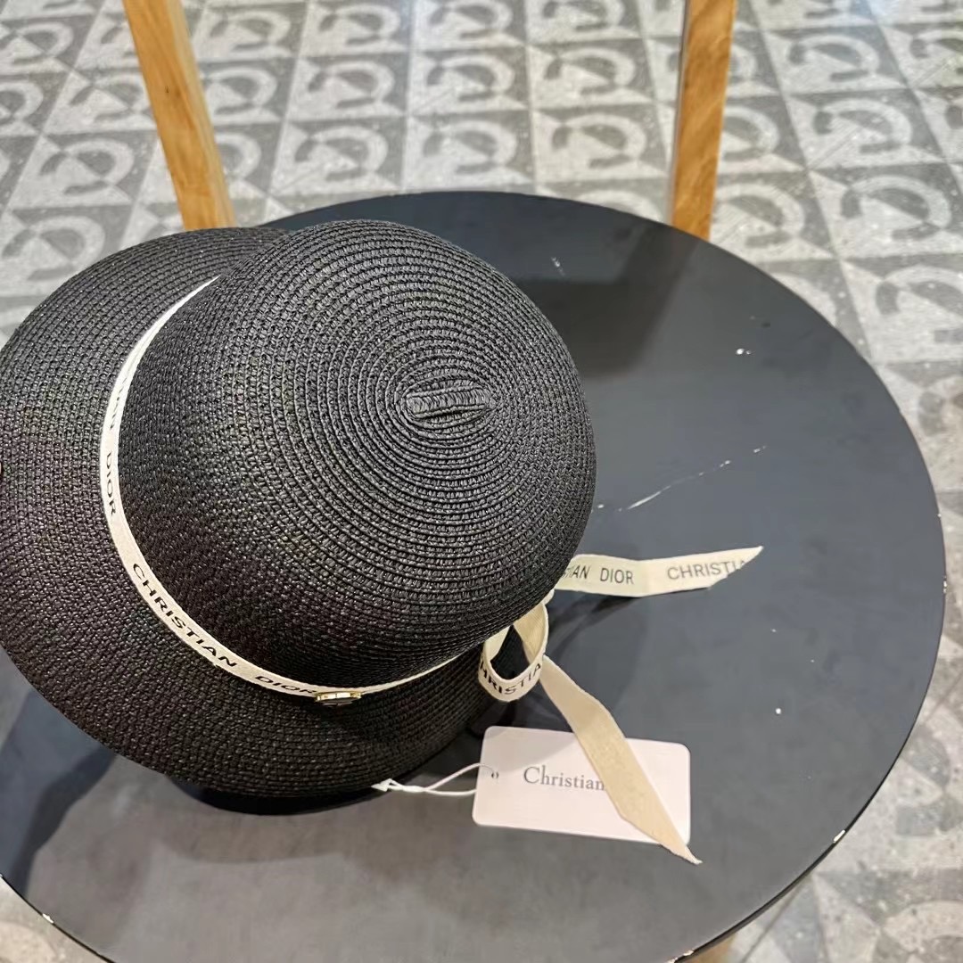    Dior迪奥官方款草帽，高密度制作，一顶超级有品位的草帽了~出街首选！帽型超美腻颜色妥妥，轻便携带