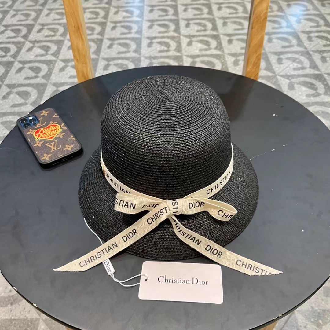   Dior迪奥官方款草帽，高密度制作，一顶超级有品位的草帽了~出街首选！帽型超美腻颜色妥妥，轻便携带