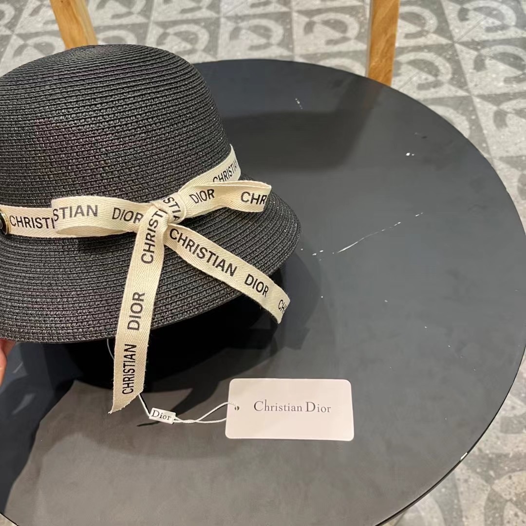    Dior迪奥官方款草帽，高密度制作，一顶超级有品位的草帽了~出街首选！帽型超美腻颜色妥妥，轻便携带