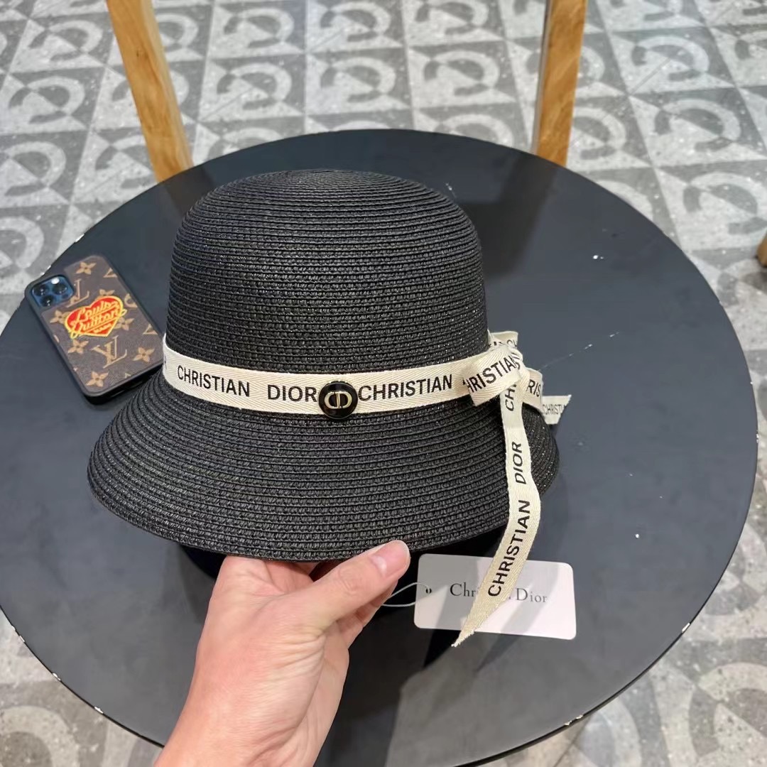   Dior迪奥官方款草帽，高密度制作，一顶超级有品位的草帽了~出街首选！帽型超美腻颜色妥妥，轻便携带
