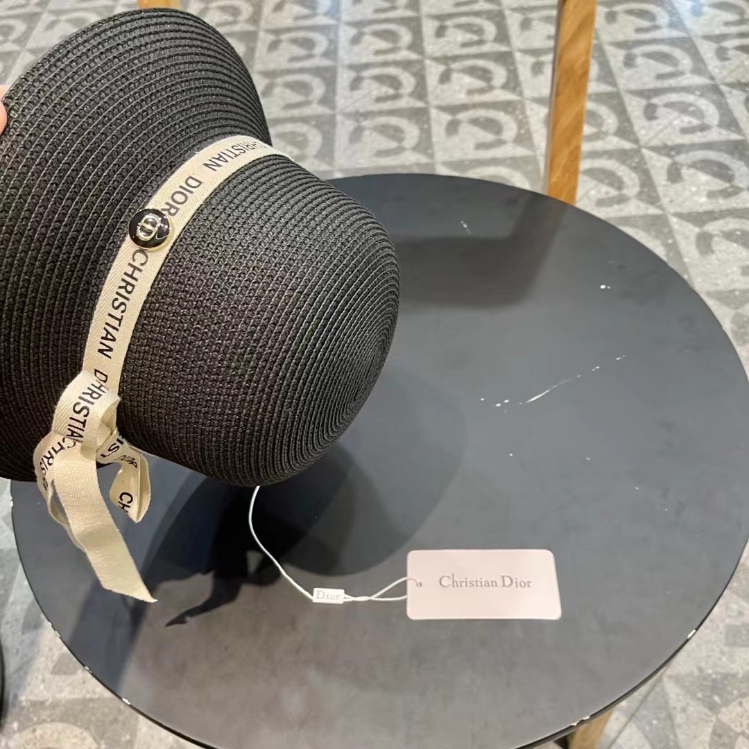    Dior迪奥官方款草帽，高密度制作，一顶超级有品位的草帽了~出街首选！帽型超美腻颜色妥妥，轻便携带