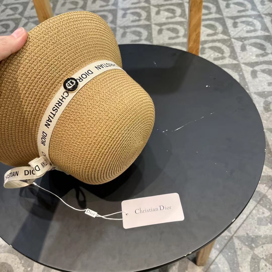    Dior迪奥官方款草帽，高密度制作，一顶超级有品位的草帽了~出街首选！帽型超美腻颜色妥妥，轻便携带