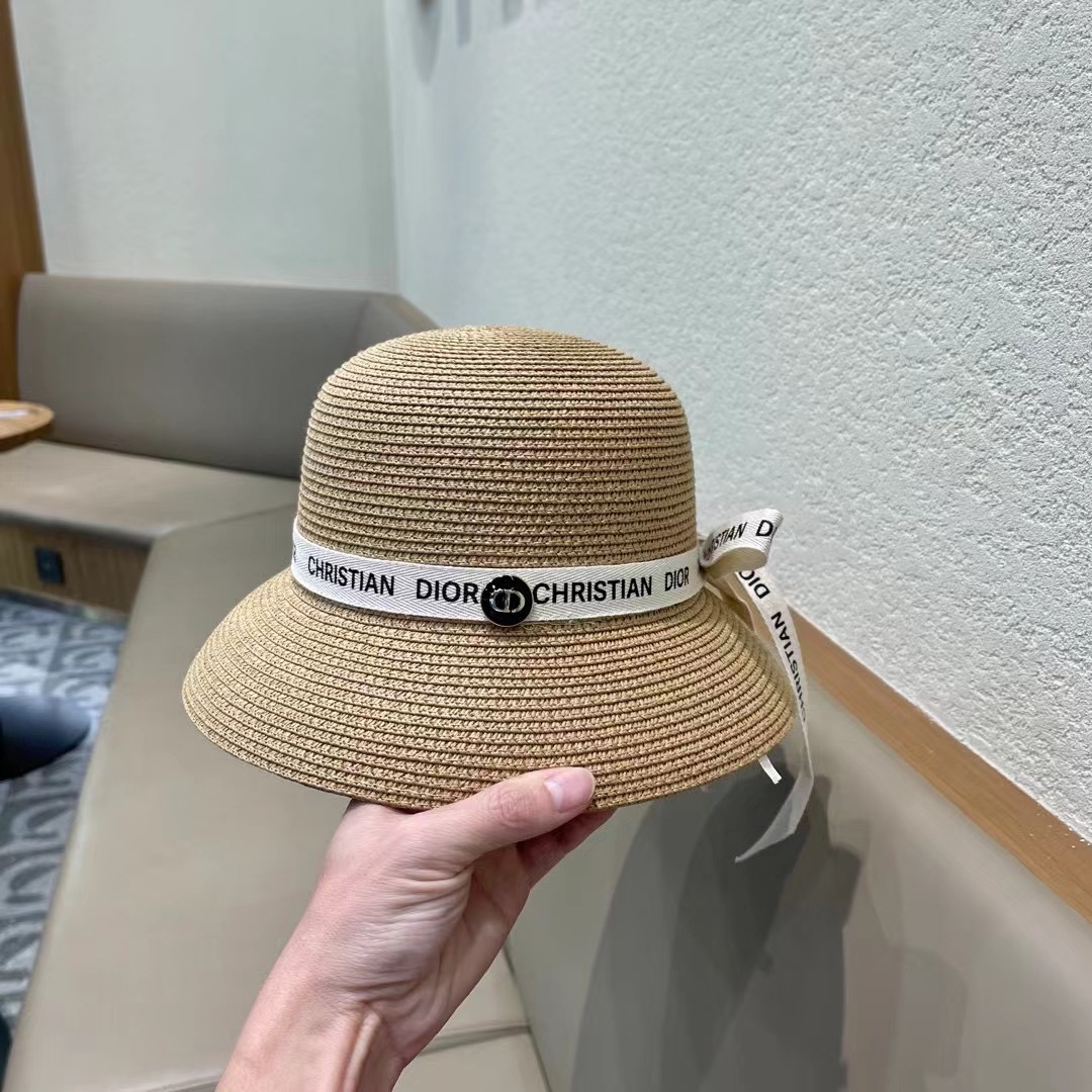    Dior迪奥官方款草帽，高密度制作，一顶超级有品位的草帽了~出街首选！帽型超美腻颜色妥妥，轻便携带