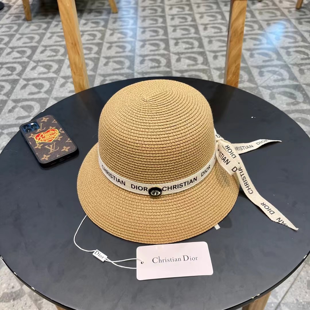    Dior迪奥官方款草帽，高密度制作，一顶超级有品位的草帽了~出街首选！帽型超美腻颜色妥妥，轻便携带