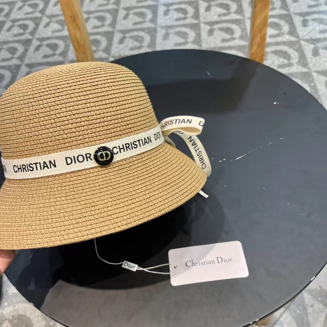    Dior迪奥官方款草帽，高密度制作，一顶超级有品位的草帽了~出街首选！帽型超美腻颜色妥妥，轻便携带