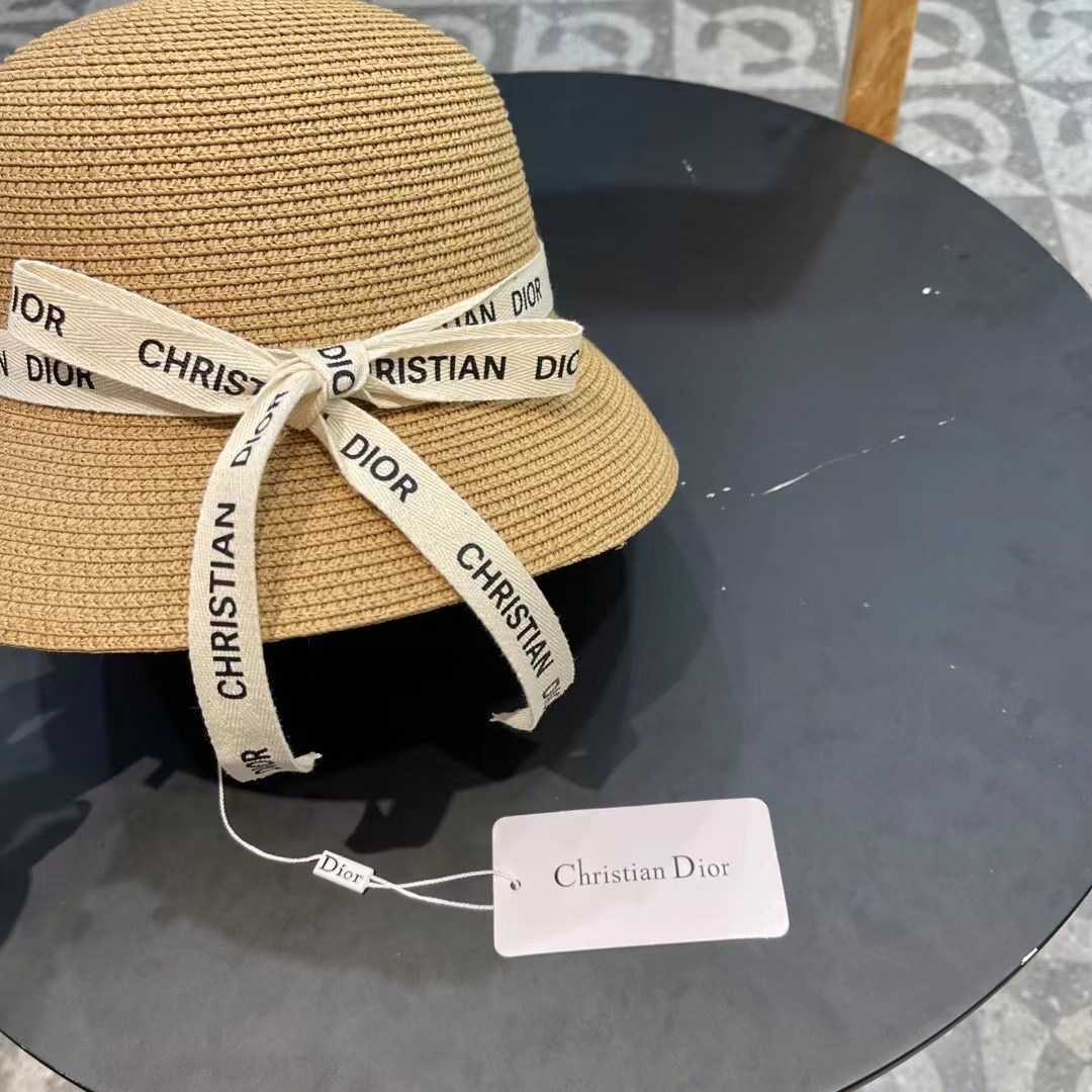    Dior迪奥官方款草帽，高密度制作，一顶超级有品位的草帽了~出街首选！帽型超美腻颜色妥妥，轻便携带