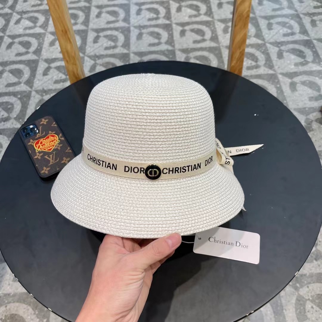    Dior迪奥官方款草帽，高密度制作，一顶超级有品位的草帽了~出街首选！帽型超美腻颜色妥妥，轻便携带