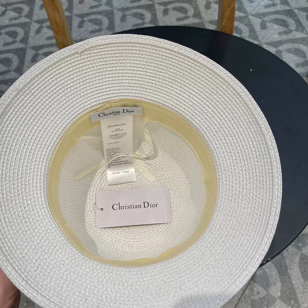   Dior迪奥官方款草帽，高密度制作，一顶超级有品位的草帽了~出街首选！帽型超美腻颜色妥妥，轻便携带