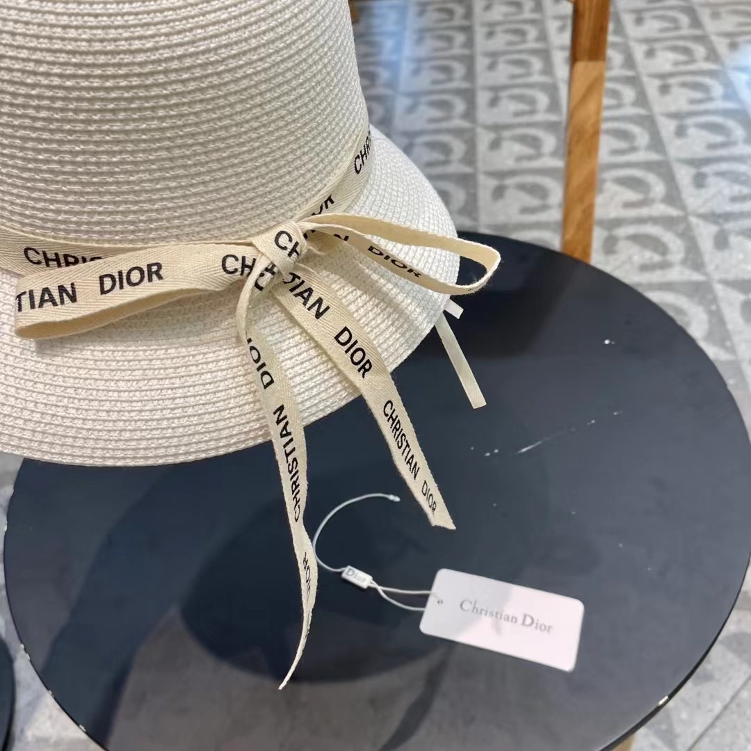    Dior迪奥官方款草帽，高密度制作，一顶超级有品位的草帽了~出街首选！帽型超美腻颜色妥妥，轻便携带