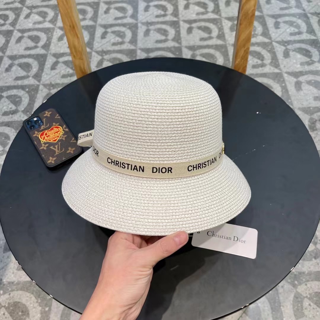    Dior迪奥官方款草帽，高密度制作，一顶超级有品位的草帽了~出街首选！帽型超美腻颜色妥妥，轻便携带