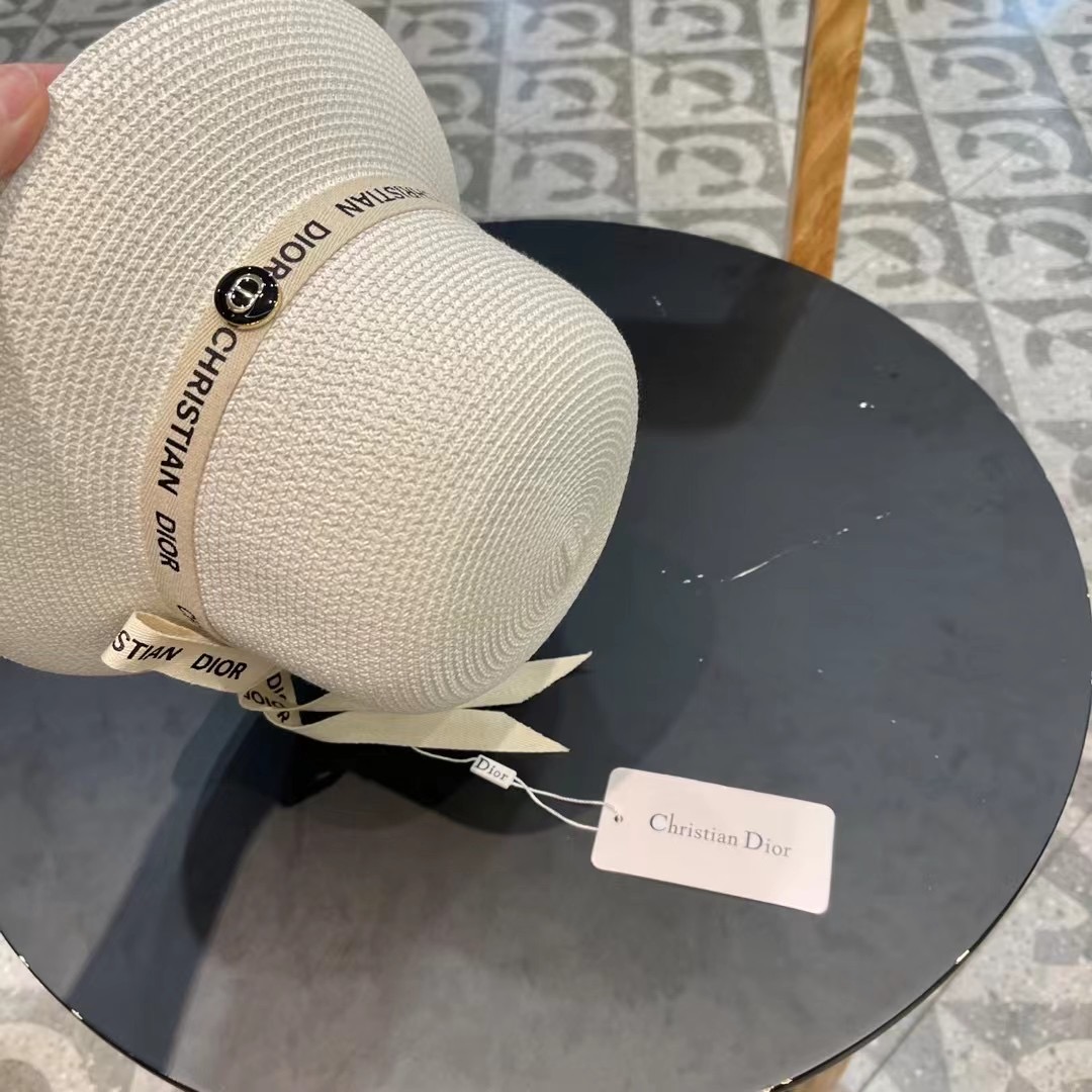    Dior迪奥官方款草帽，高密度制作，一顶超级有品位的草帽了~出街首选！帽型超美腻颜色妥妥，轻便携带