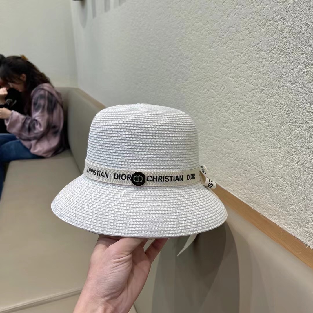    Dior迪奥官方款草帽，高密度制作，一顶超级有品位的草帽了~出街首选！帽型超美腻颜色妥妥，轻便携带