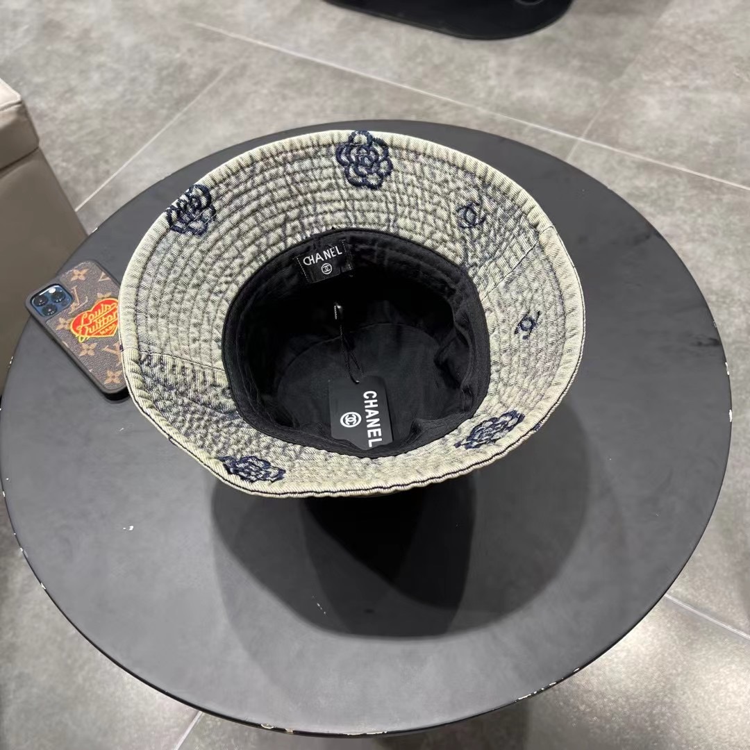 CHANEL香奈儿新款🆕牛仔蓝复古款渔夫帽🔸 节假日旅游带它出去美美哒❕ 中古款哟.这种帽子不容易撞款 