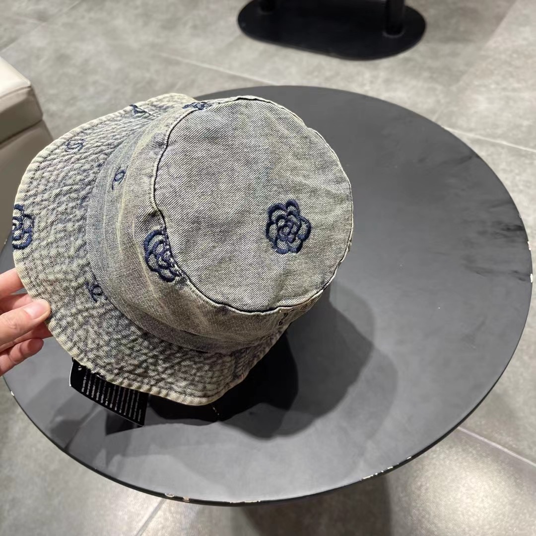 CHANEL香奈儿新款🆕牛仔蓝复古款渔夫帽🔸 节假日旅游带它出去美美哒❕ 中古款哟.这种帽子不容易撞款 