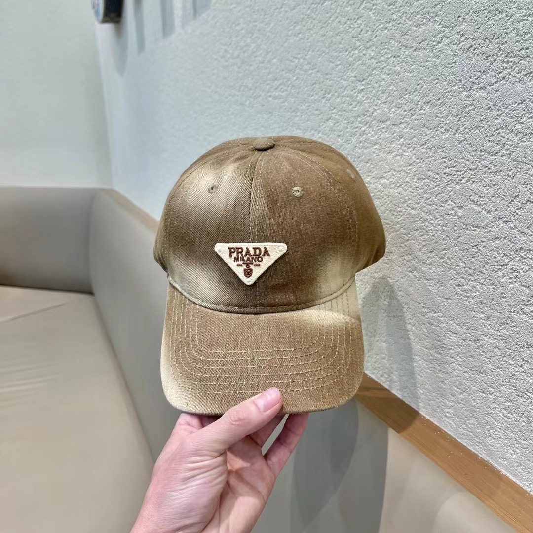  Pr@da 普拉达牛仔布倒三角棒球帽
星星洗水牛仔色，秀场同款，面料柔软舒适
百搭休闲款，闭眼入！