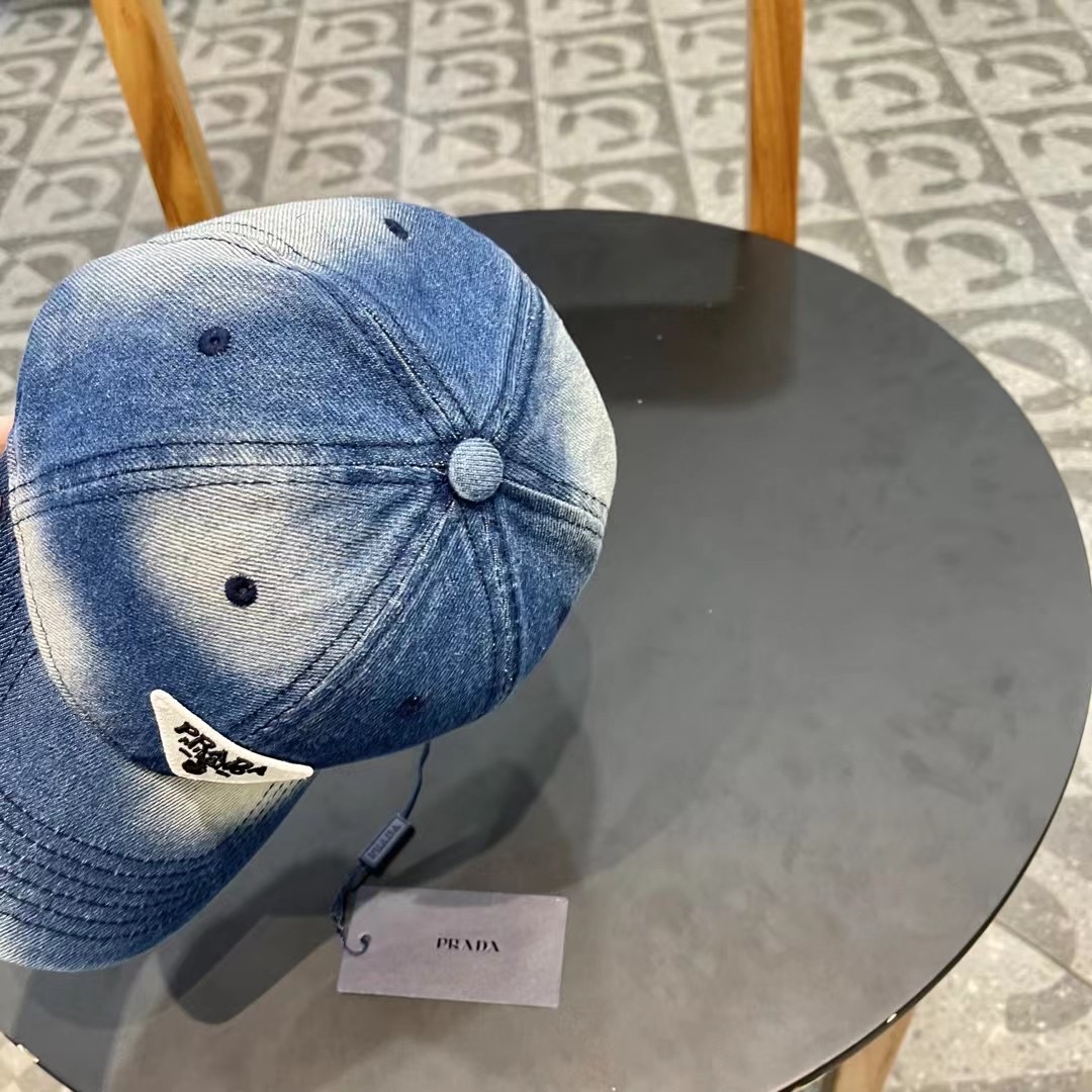  Pr@da 普拉达牛仔布倒三角棒球帽
星星洗水牛仔色，秀场同款，面料柔软舒适
百搭休闲款，闭眼入！