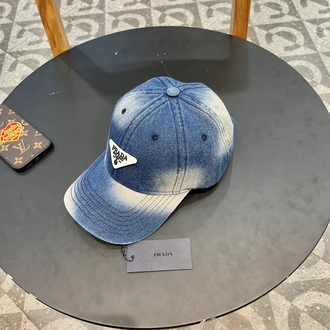  Pr@da 普拉达牛仔布倒三角棒球帽
星星洗水牛仔色，秀场同款，面料柔软舒适
百搭休闲款，闭眼入！