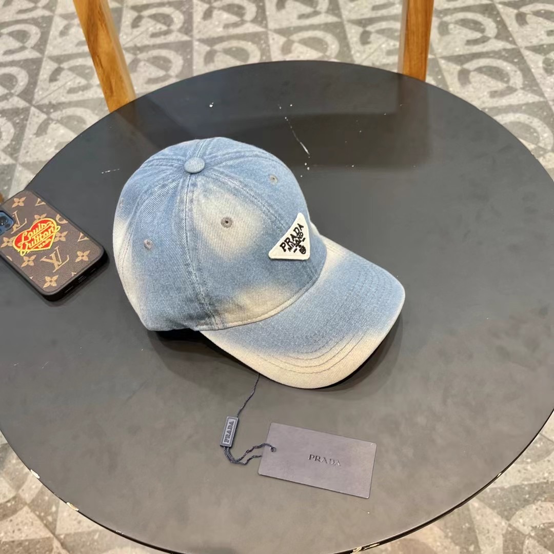  Pr@da 普拉达牛仔布倒三角棒球帽
星星洗水牛仔色，秀场同款，面料柔软舒适
百搭休闲款，闭眼入！