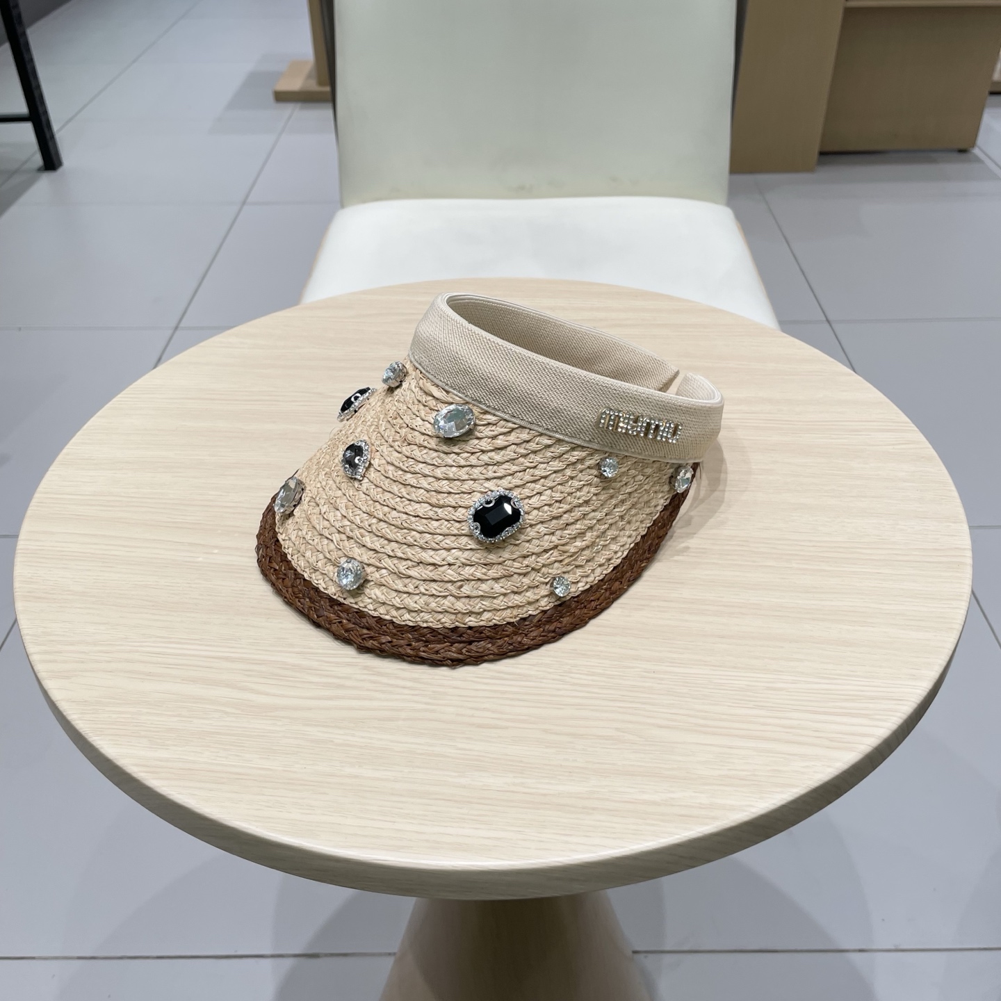    缪缪miumiu欧洲站夏季新款小众设计重工水钻镶嵌大檐草帽度假防晒空顶帽