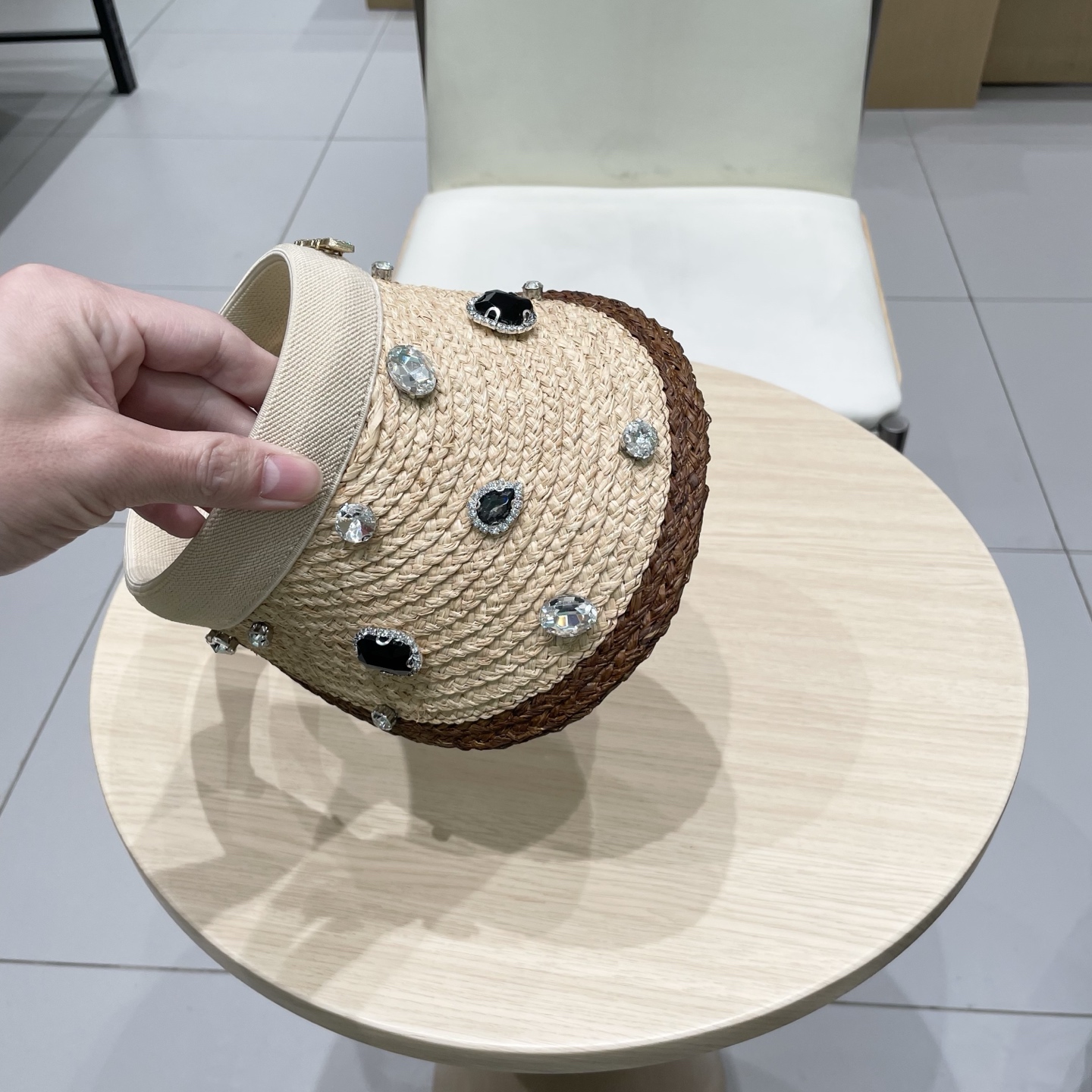    缪缪miumiu欧洲站夏季新款小众设计重工水钻镶嵌大檐草帽度假防晒空顶帽