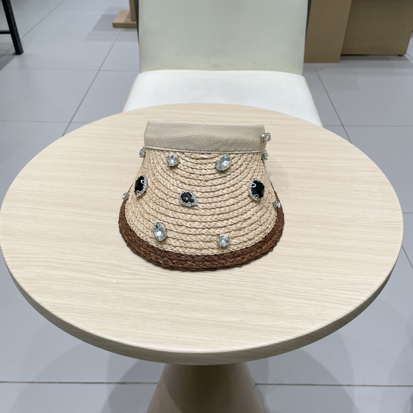    缪缪miumiu欧洲站夏季新款小众设计重工水钻镶嵌大檐草帽度假防晒空顶帽