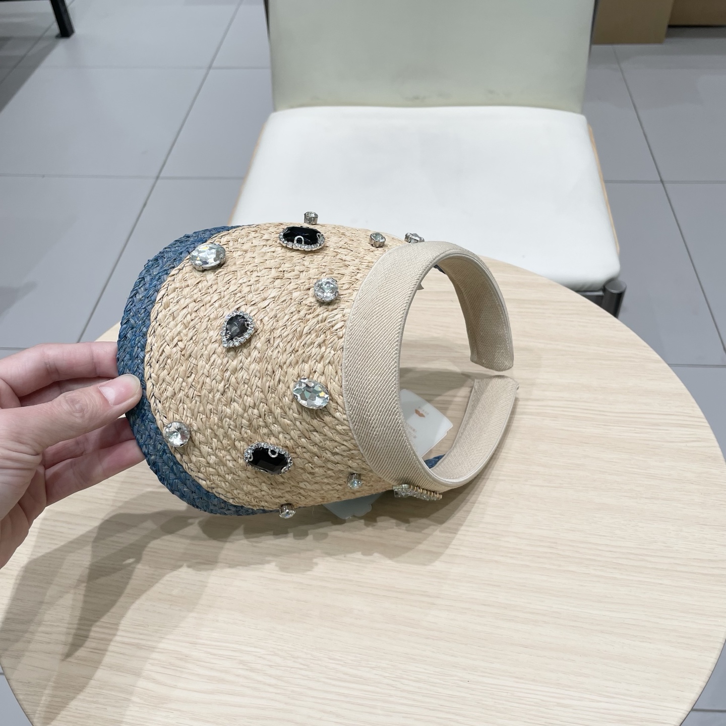    缪缪miumiu欧洲站夏季新款小众设计重工水钻镶嵌大檐草帽度假防晒空顶帽