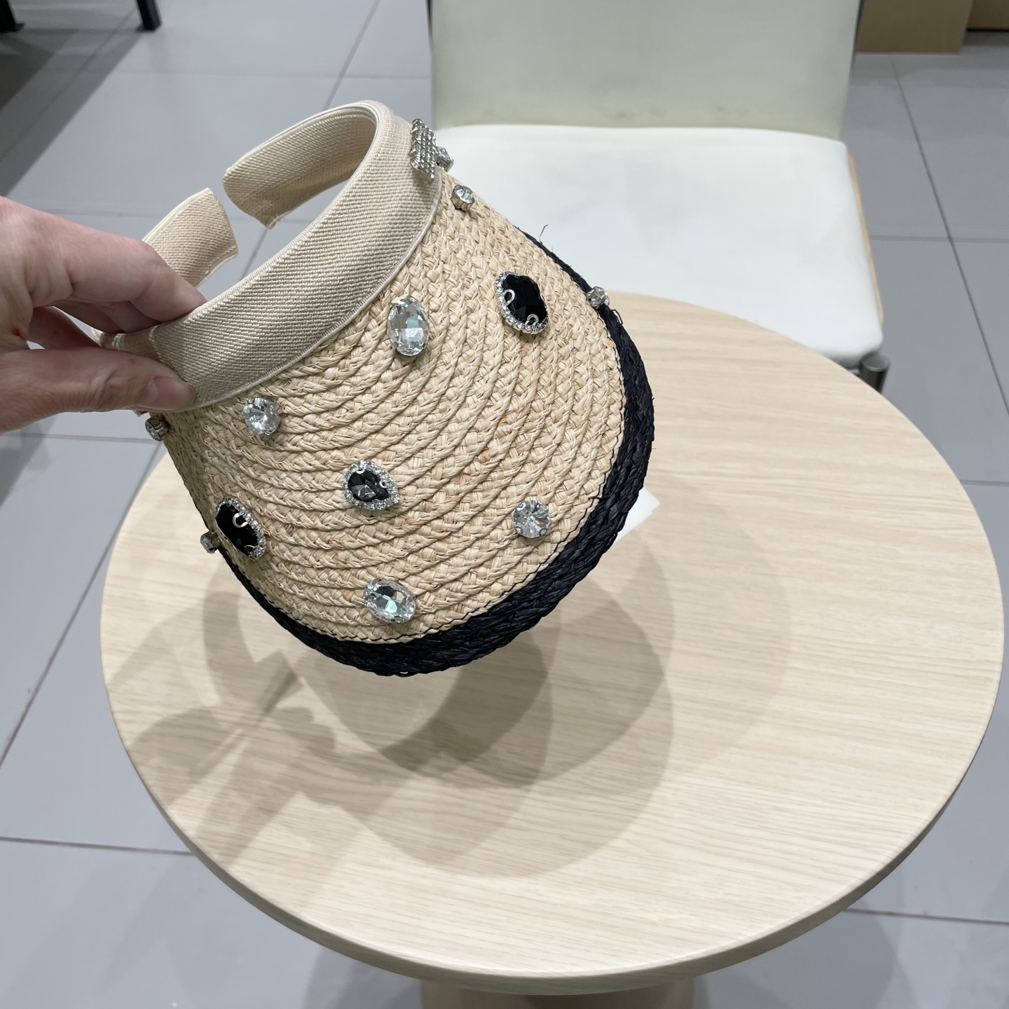    缪缪miumiu欧洲站夏季新款小众设计重工水钻镶嵌大檐草帽度假防晒空顶帽