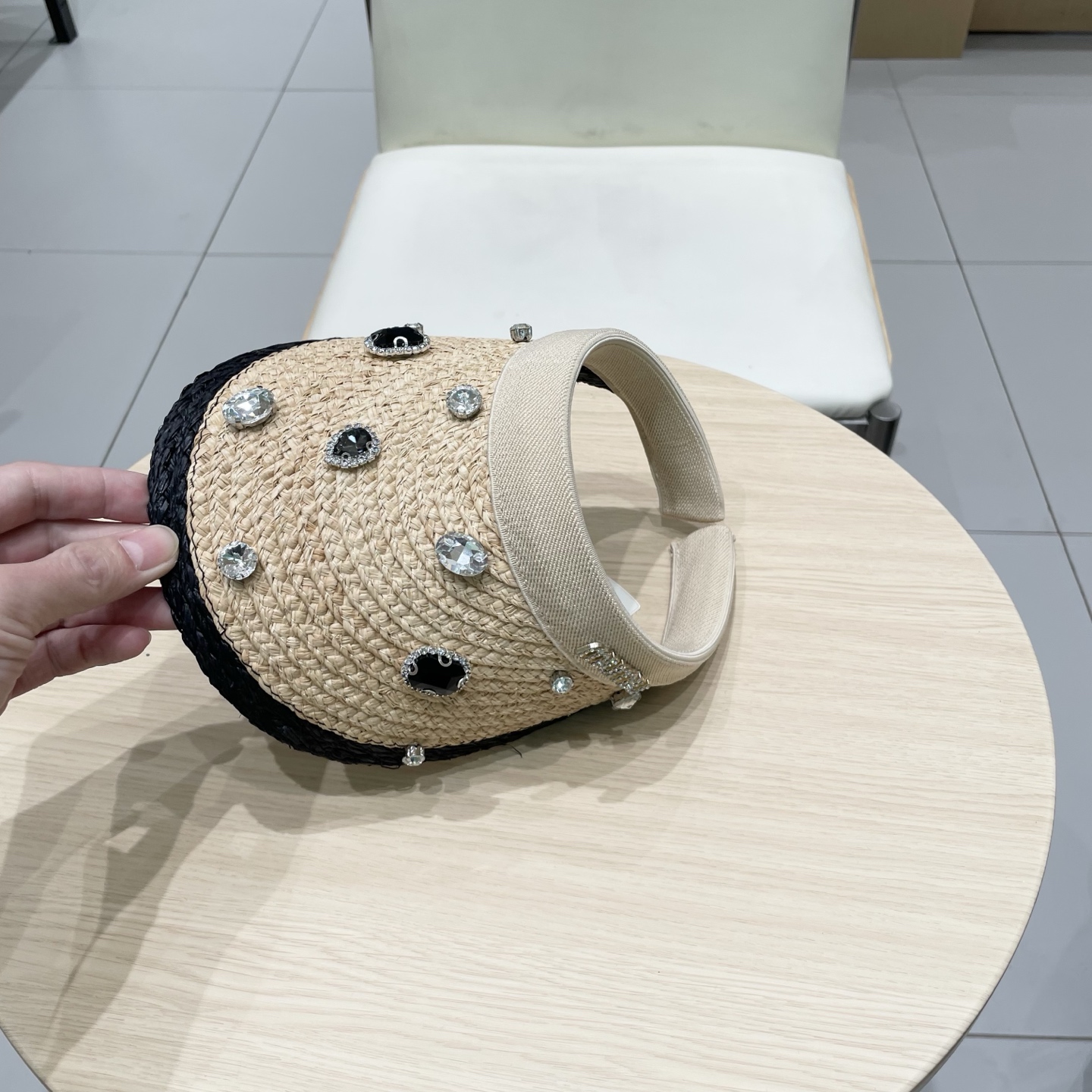    缪缪miumiu欧洲站夏季新款小众设计重工水钻镶嵌大檐草帽度假防晒空顶帽