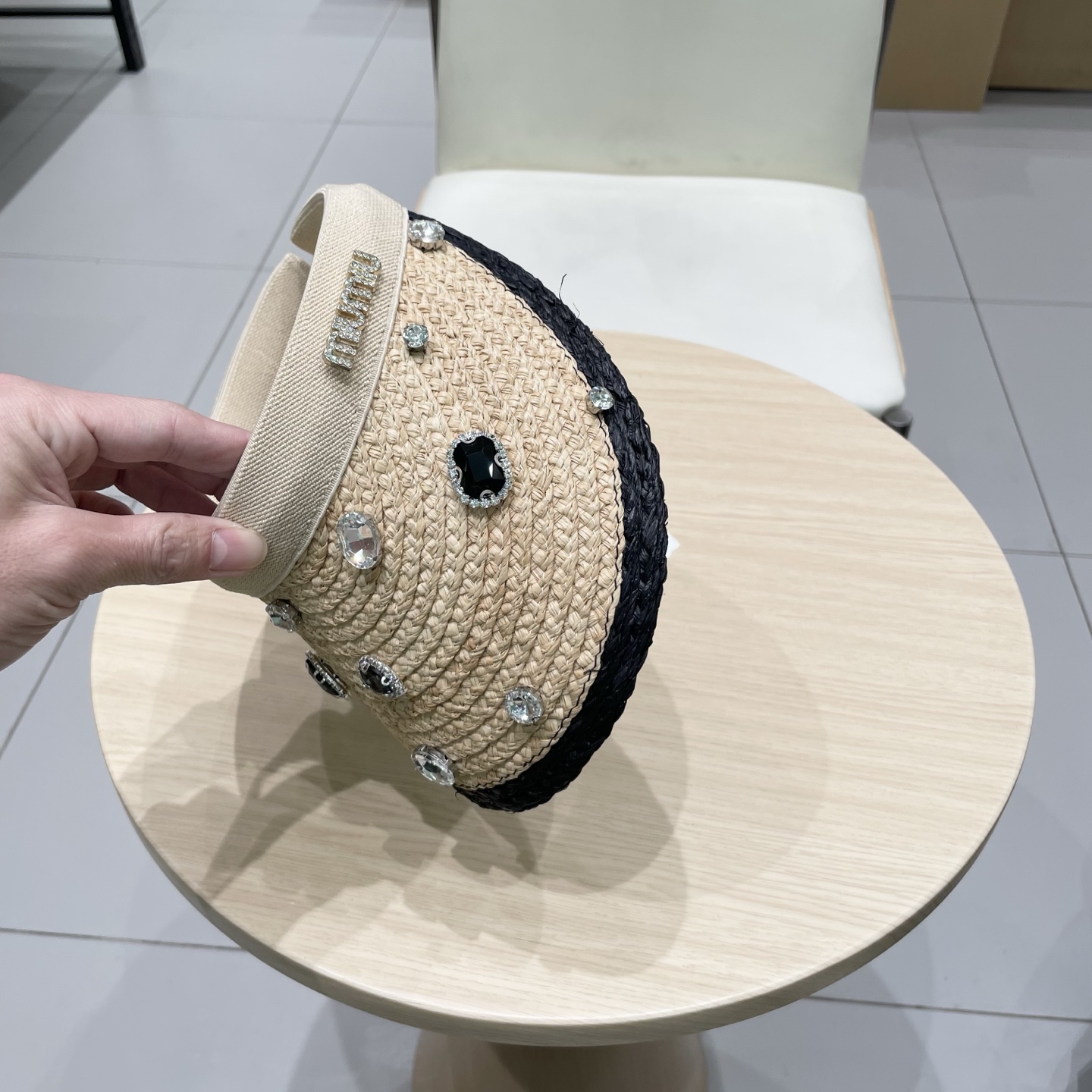    缪缪miumiu欧洲站夏季新款小众设计重工水钻镶嵌大檐草帽度假防晒空顶帽