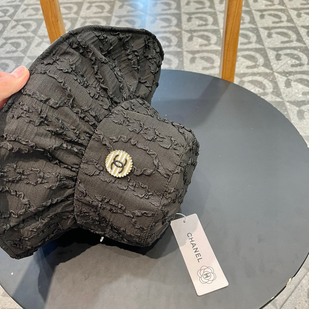  Chanel/香奈儿 新款渔夫帽 
帽型完美，各种头型可以随心驾驭！
赫本风帽型，修饰脸型，遮阳效果更